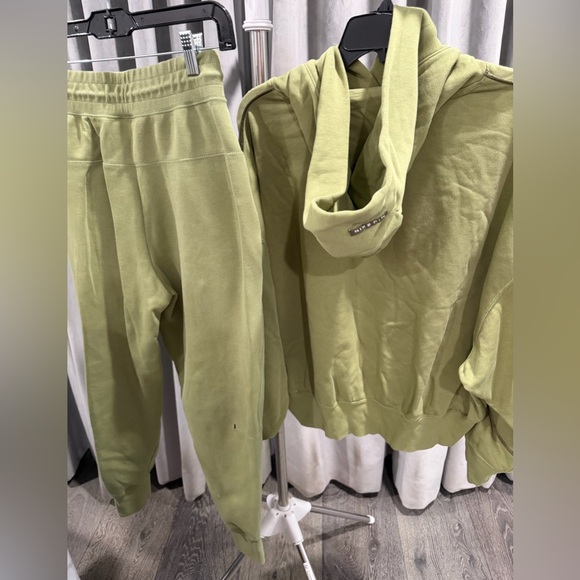 Nike Sage Green Women's set - Picture 3 of 3
